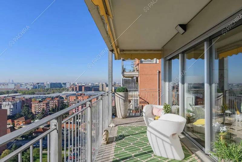 Terrazza con vista sullo skyline di Milano e sulle vetrate