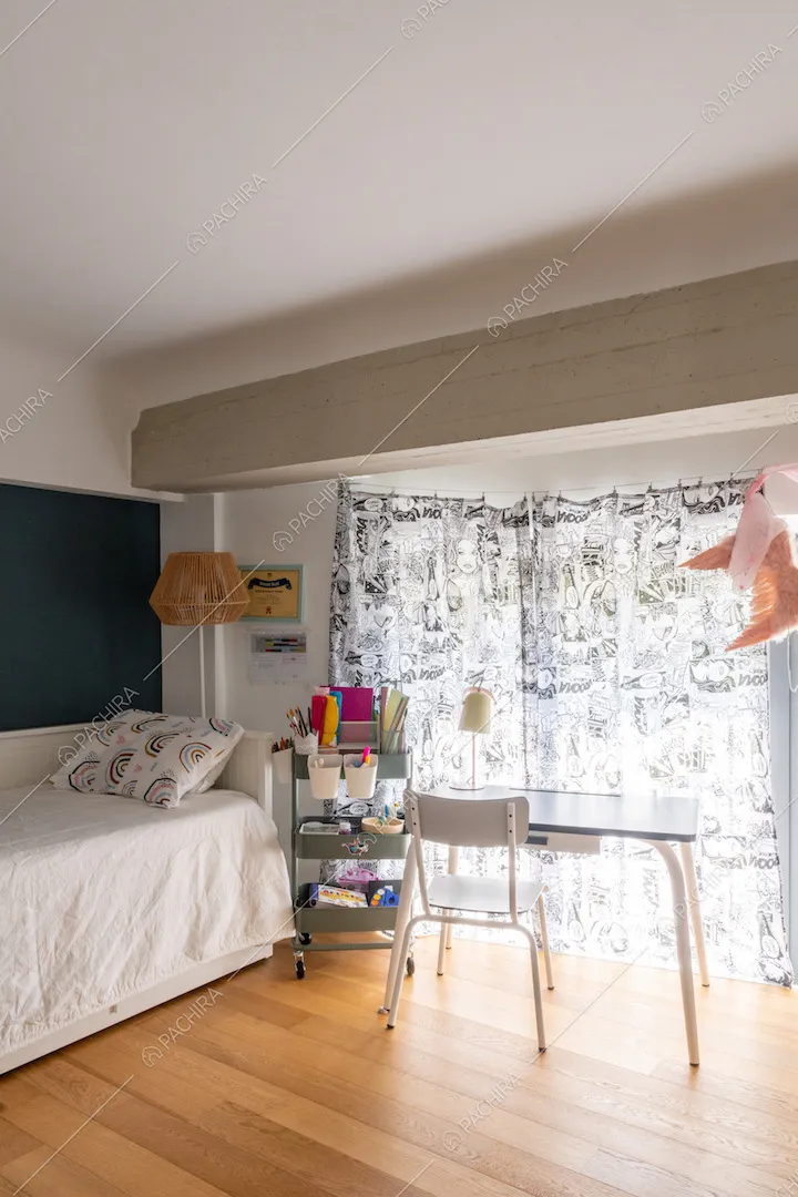 Camera da letto con pavimento in parquet, scrivania, parete blu e soffitto bianco