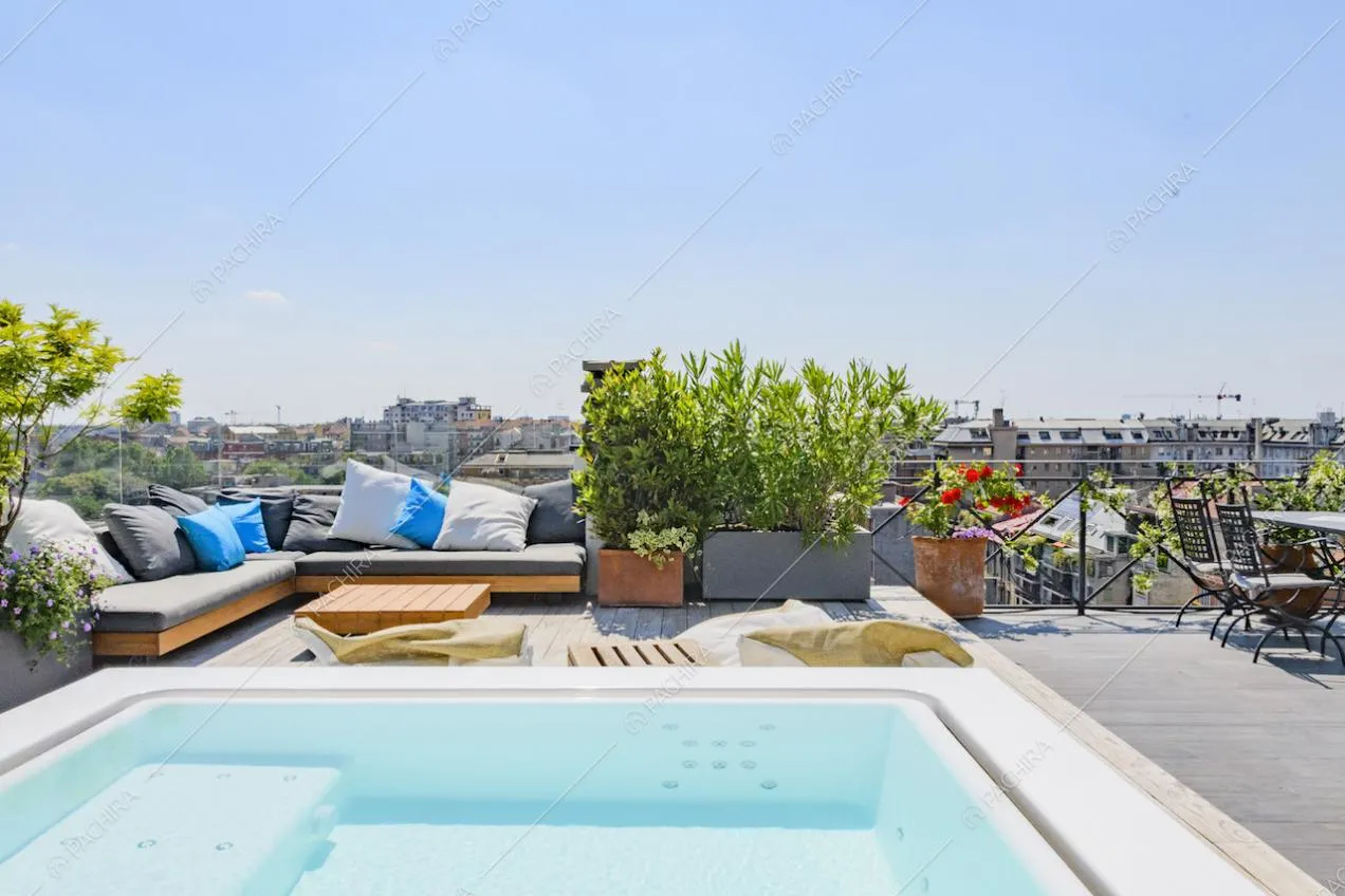 Divanetti e piscina sulla terrazza e vista panoramica sulla città