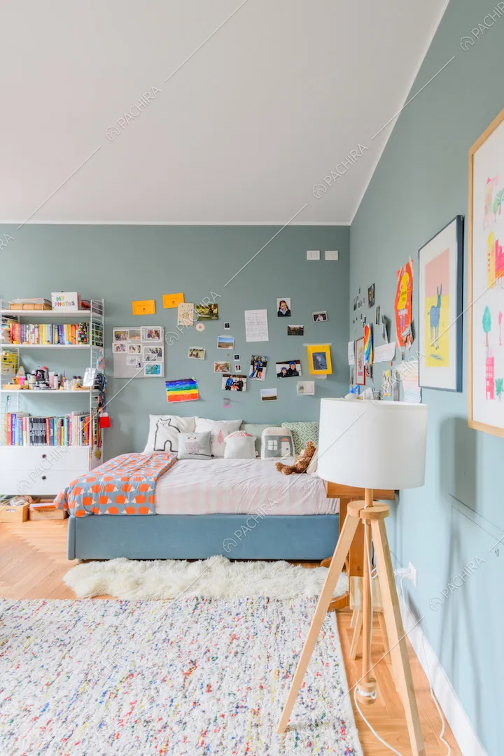 Grande camera da letto con pavimento in parquet e pareti azzurre