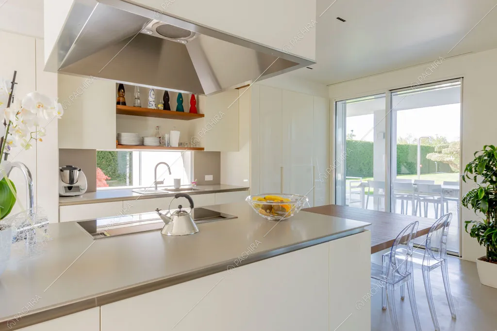 Cucina della villa Columbia, location in stile moderno a Como