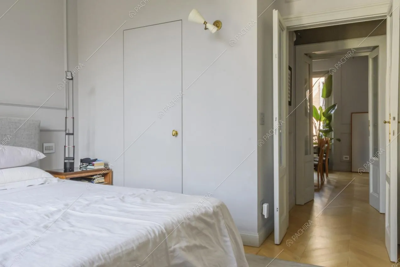 Porta della cabina armadio nella camera da letto
