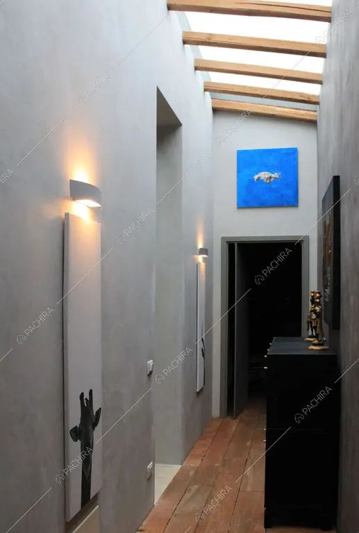 Corridoio della villa Giba, location in stile moderno a Latina
