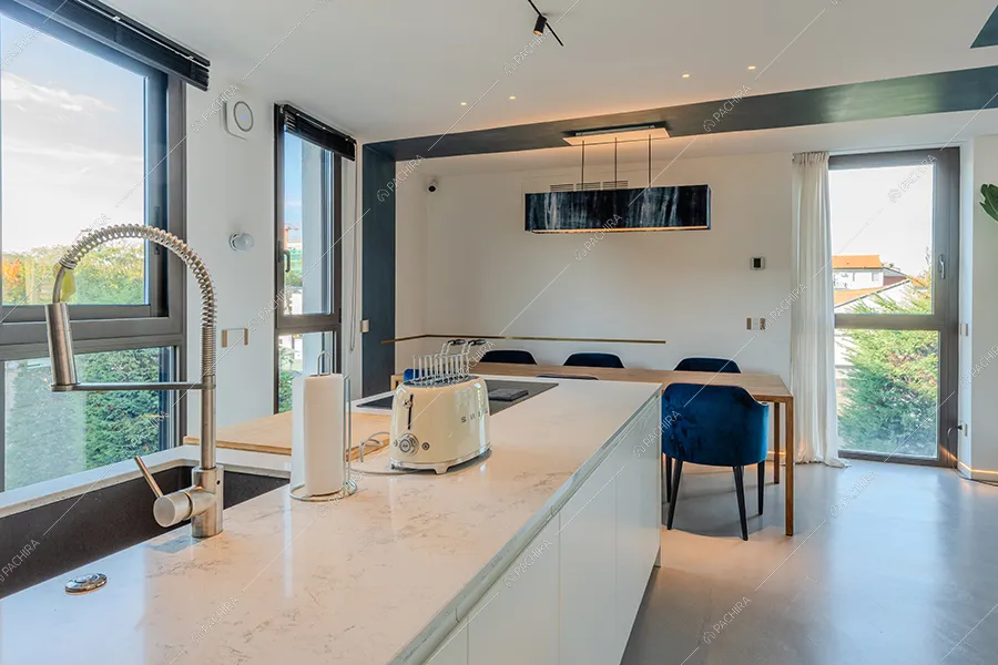 Cucina a isola del loft Calluna, location in stile contemporaneo a Milano