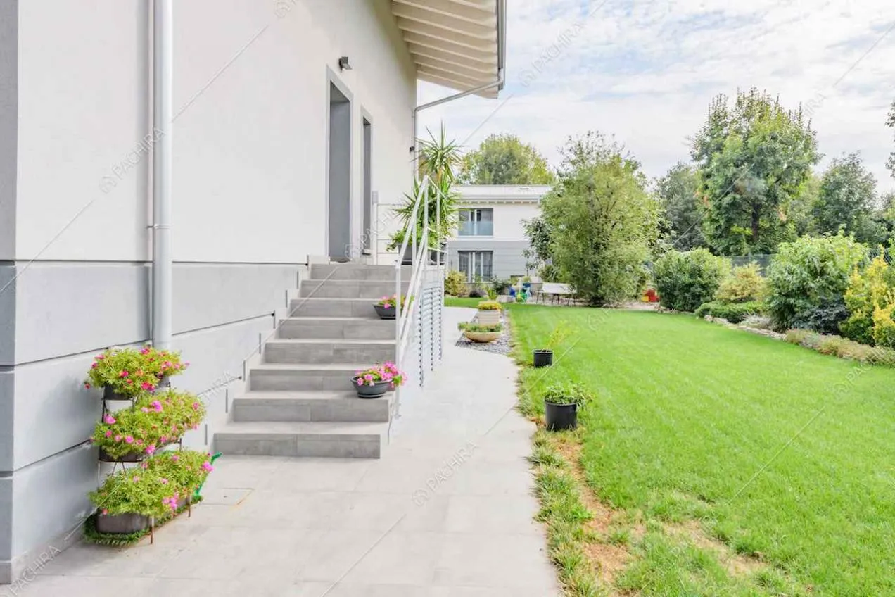 Dal giardino della location vista sulla scalinata d'ingresso e sugli esterni