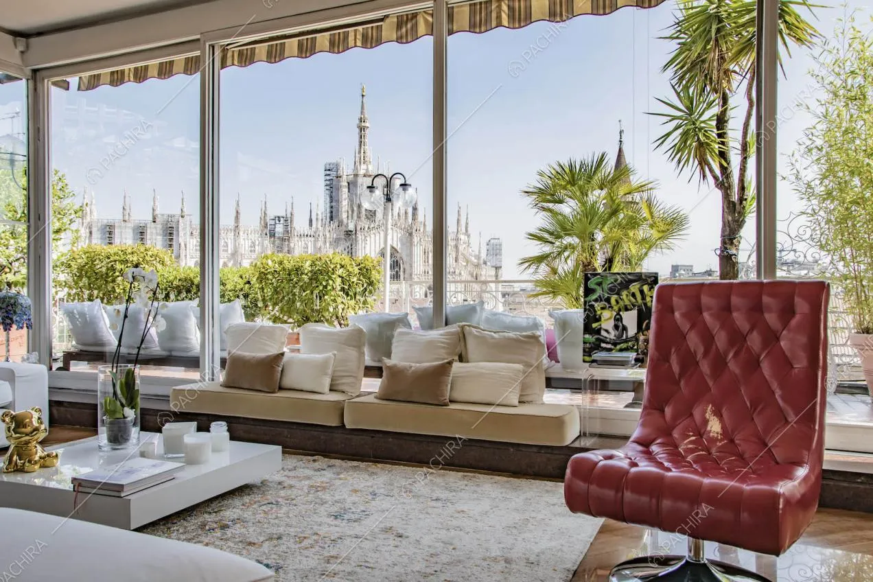 Arredamento di design con pavimento in parquet, grandi vetrate con vista sullo skyline
