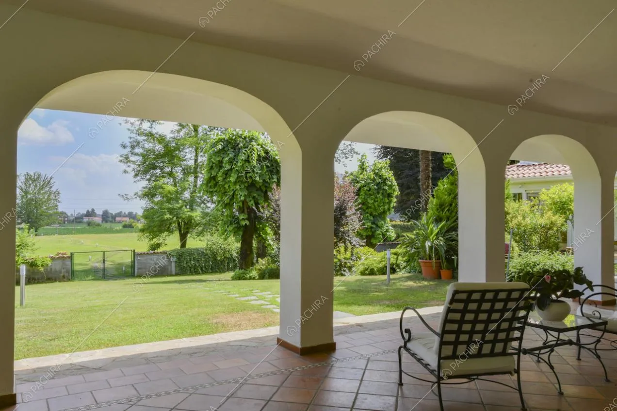 Maestosa veranda con archi e vista sul giardino