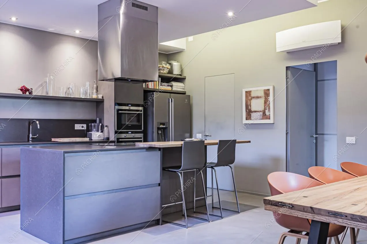 Cucina a vista in stile moderno e faretti sul soffitto