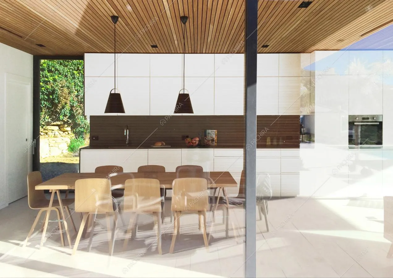 Cucina a muro con tavolo da pranzo e soffitto in legno, vista dalla terrazza attraverso le porte-finestre