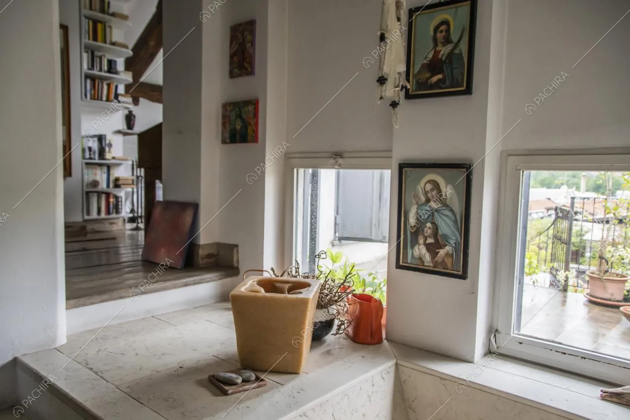 Angolo con quadri religiosi e finestre ad altezza pavimento