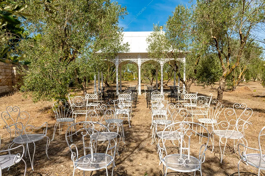 Giardino della masseria Chinook, location in stile contemporaneo a Lecce
