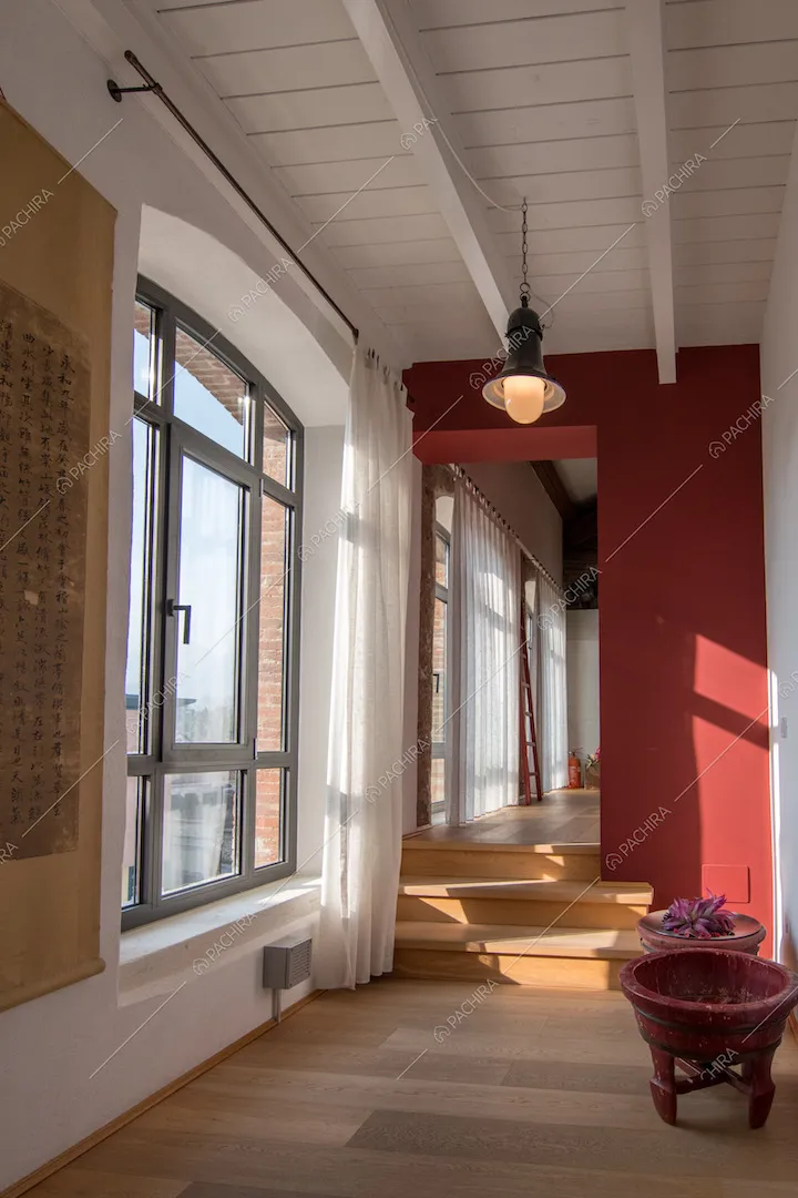 Pareti rosse nel loft Susina