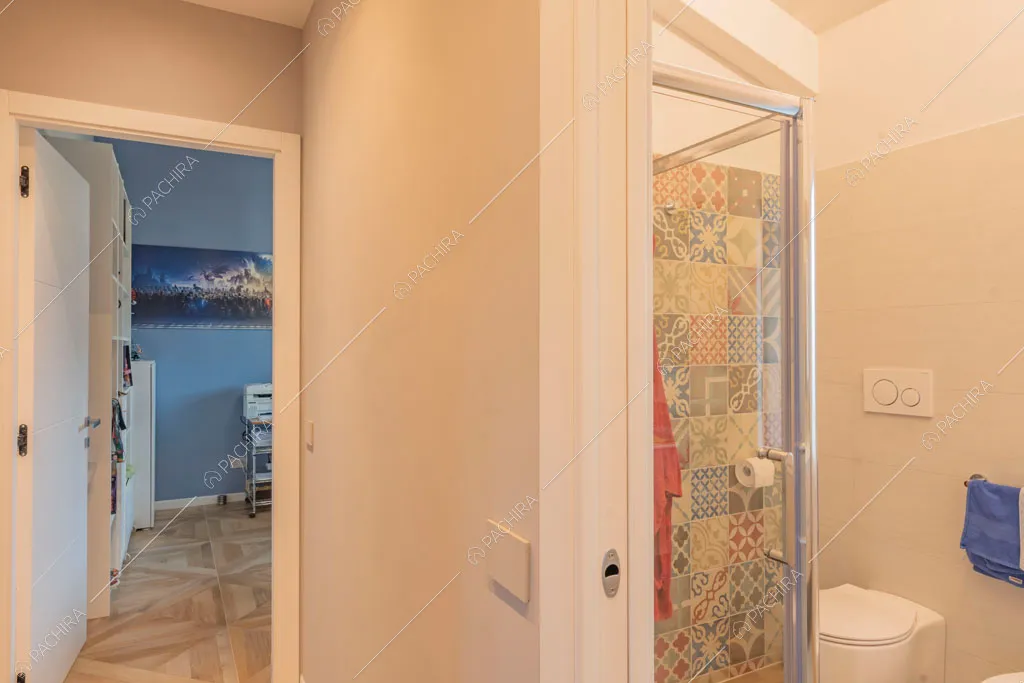 Box doccia nel bagno della villa Colchito, location in stile contemporaneo a Roma