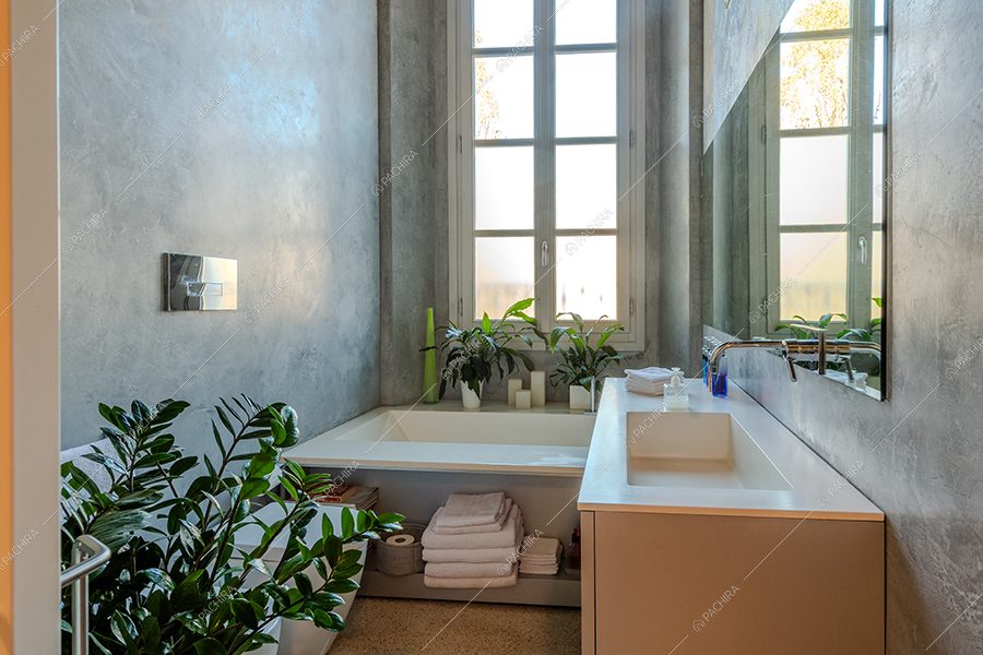 Bagno della villa Mayon, location in stile moderno a Milano