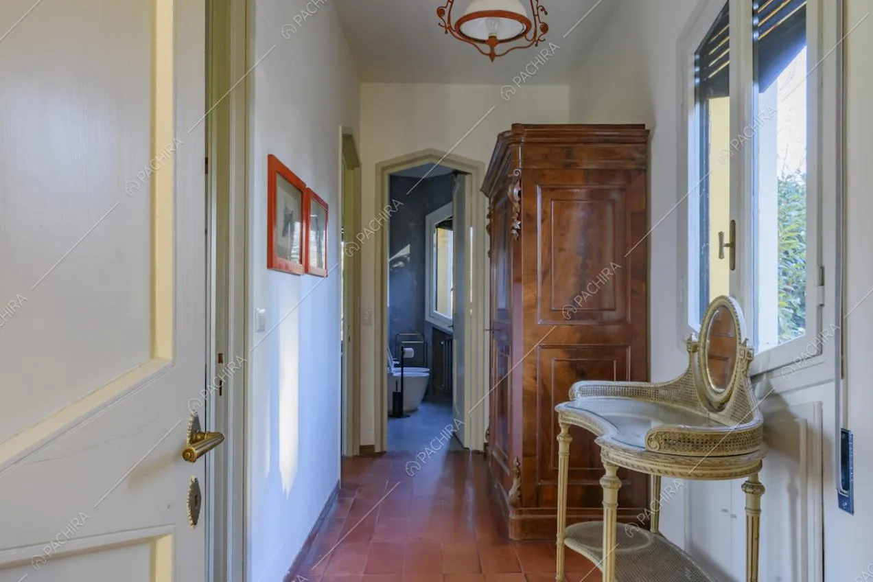 Corridoio con pavimento in cotto e vista sul bagno