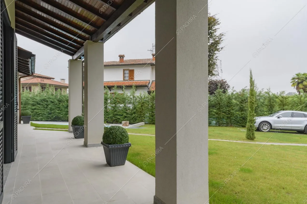 Portico con travi a vista in legno e colonne quadrate
