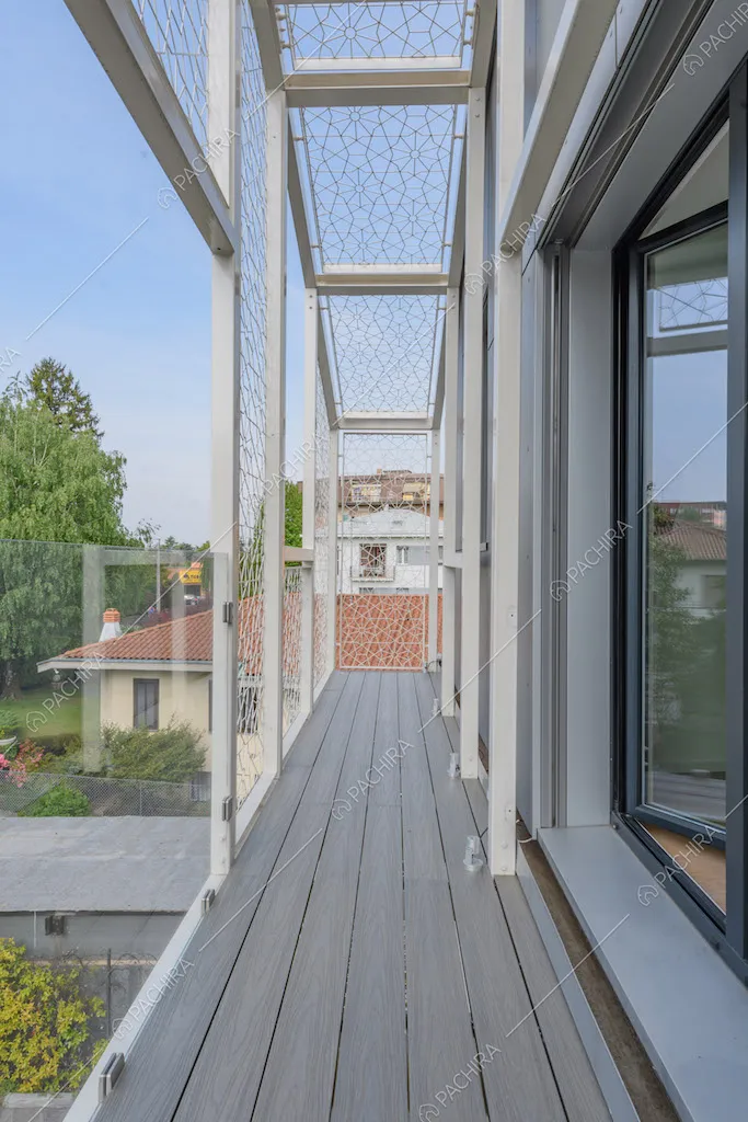 Pavimento in parquet da esterni sul lungo balcone con parapetto in vetro