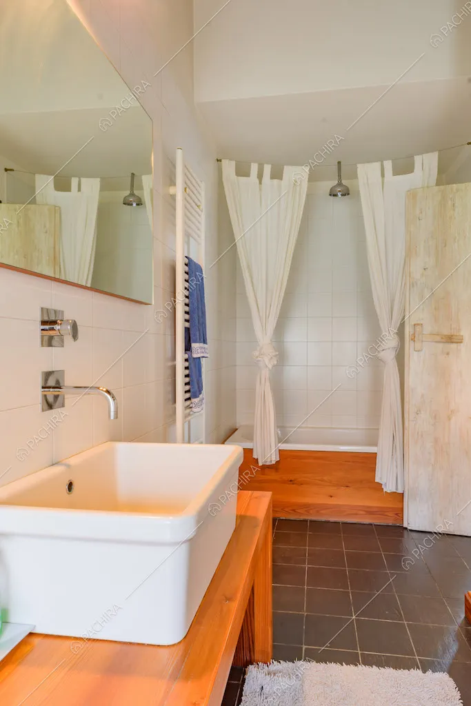 Vasca combinata con il box doccia nel bagno con pavimento in piastrelle nere
