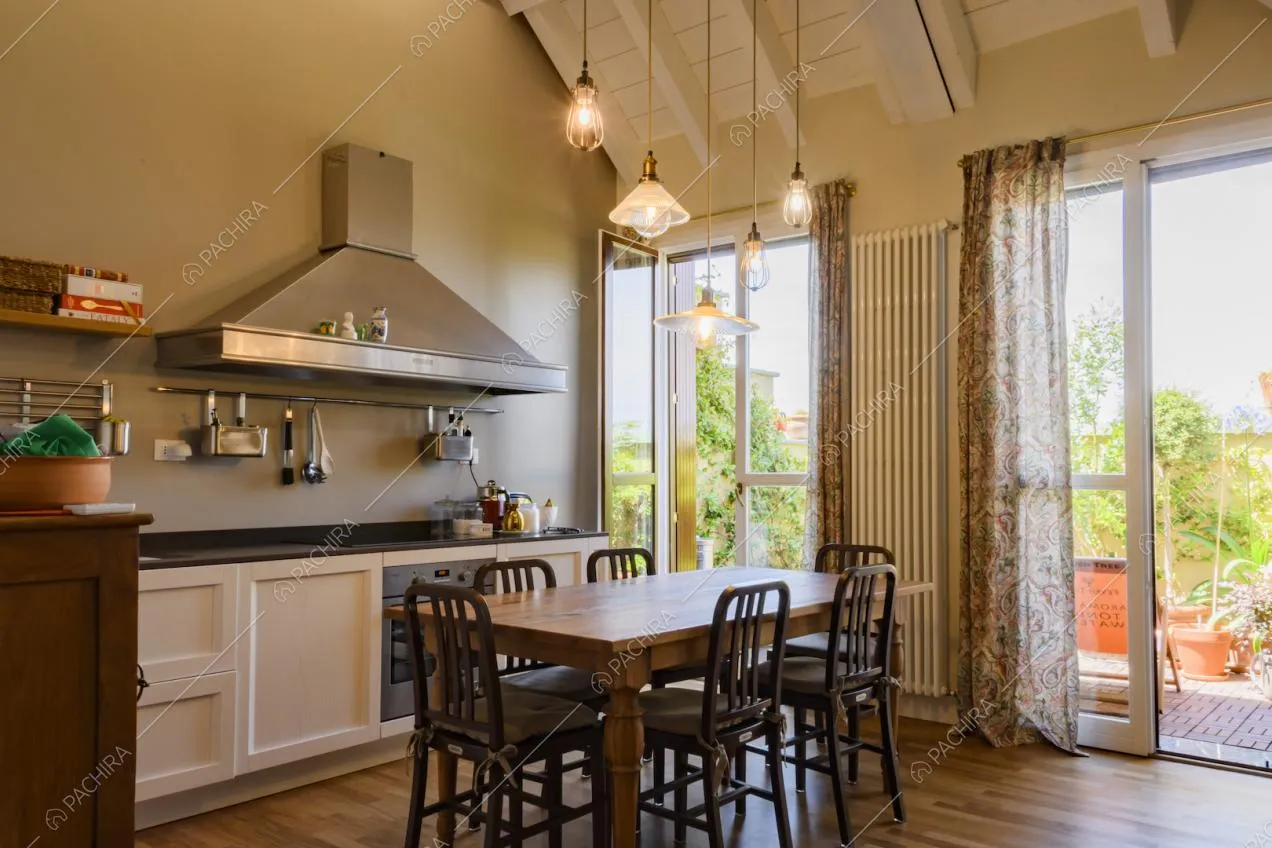 Cucina a vista con tavolo da pranzo rettangolare e vista sulla terrazza