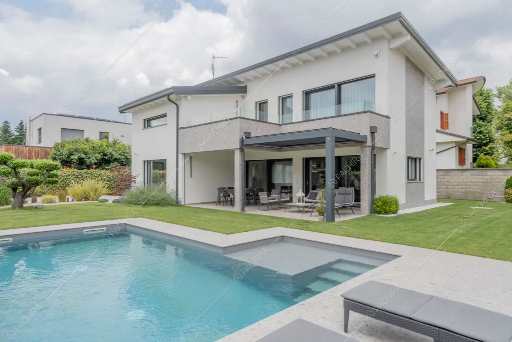 Esterni con piscina della villa Diosma, location in stile moderno a Milano