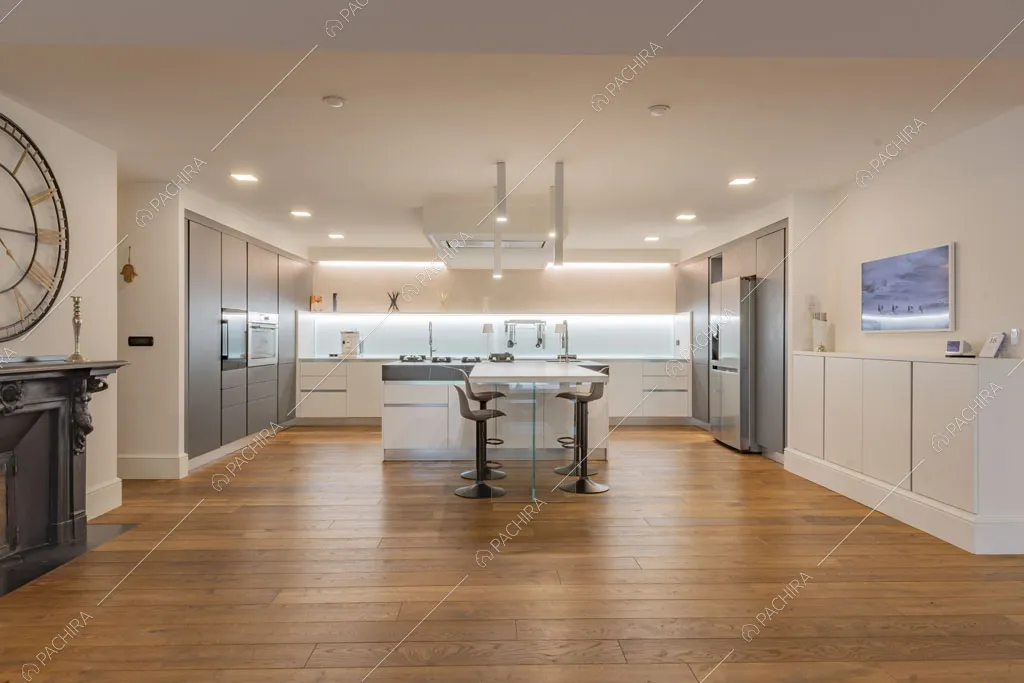 Cucina a isola della villa Bris, location in stile contemporaneo a Torino