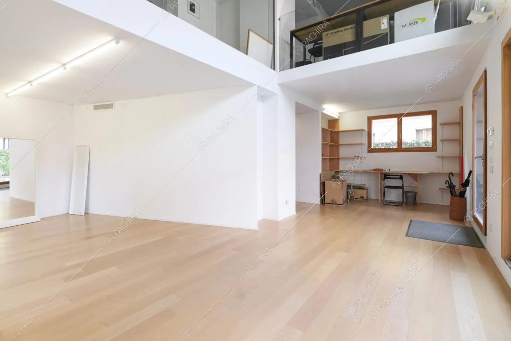 Ampio salone con pareti bianche dell'espositivo Apocino, location in stile contemporaneo a Milano