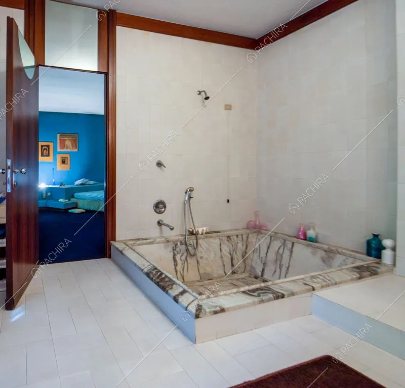 Bagno privato della camera da letto matrimoniale con vasca in marmo