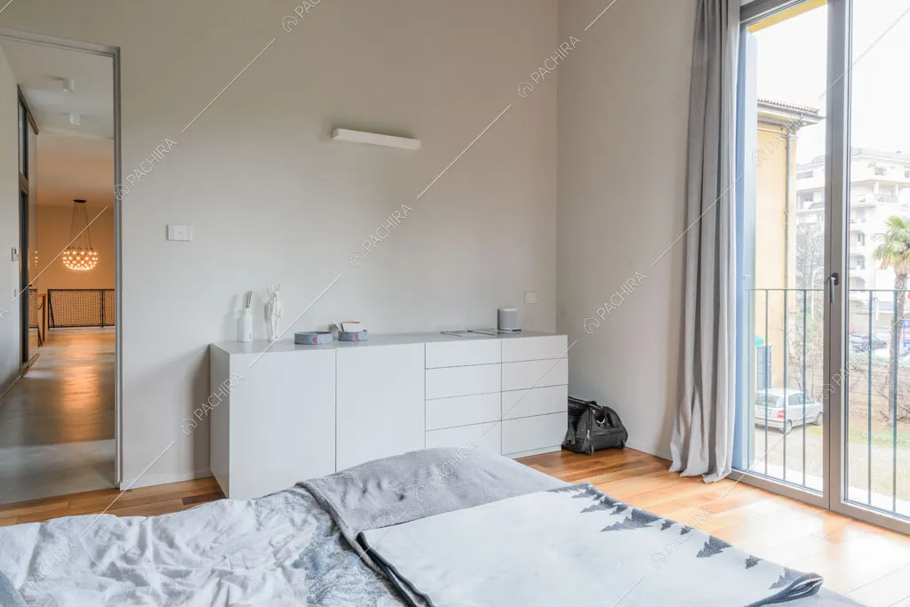 Pavimento in parquet nella camera da letto dell'appartamento Fiore di porro, location in stile minimal a Monza