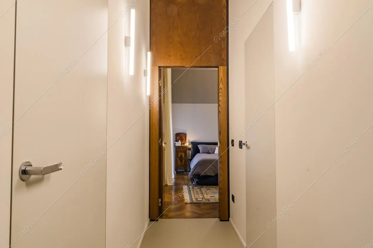 Vista su camera da letto con parete divisoria in legno