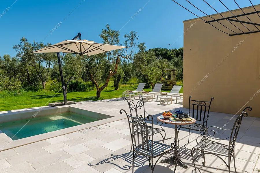 Giardino della masseria Chinook, location in stile contemporaneo a Lecce