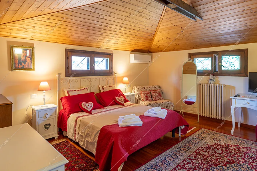Camera da letto della villa Adige, location in stile contemporaneo a Monza