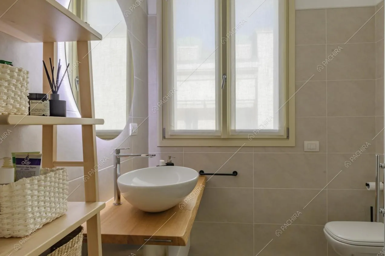 Luminoso bagno con piastrelle
