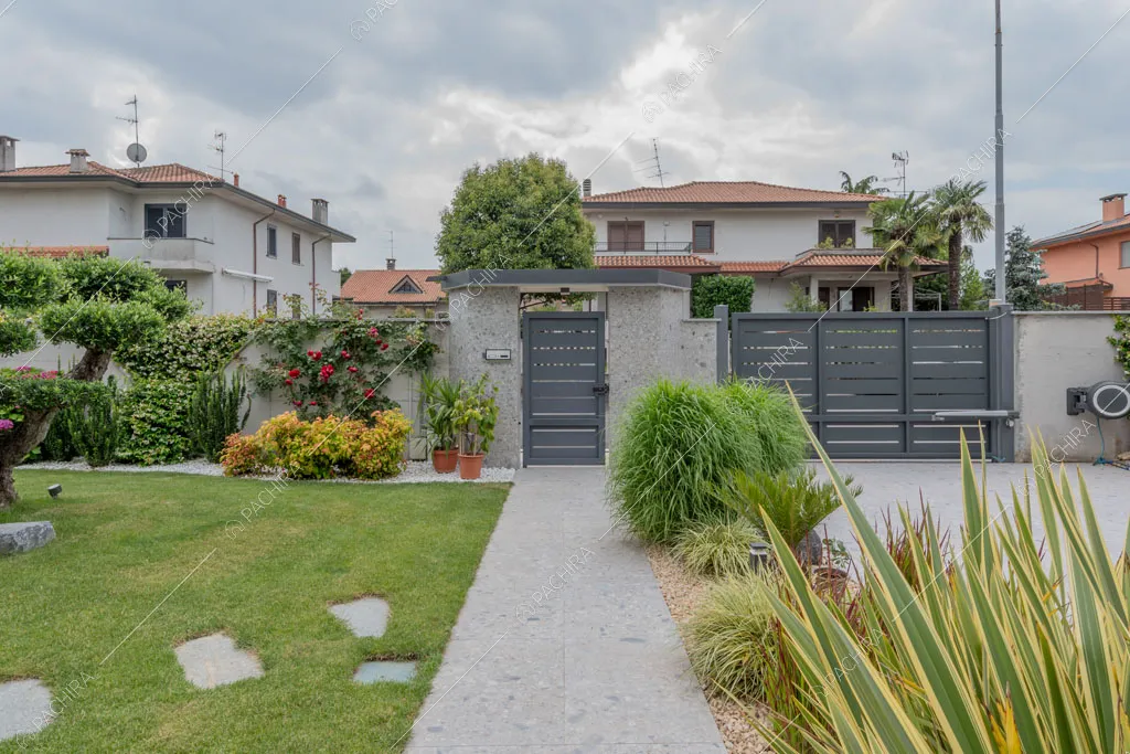 Cancello d'ingresso della villa Diosma, location in stile moderno a Milano