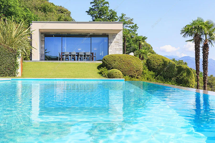 Piscina della villa moderna Cleome, location per shooting a Verbania