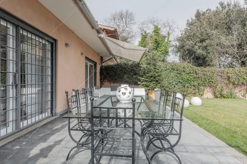 Tavolo da pranzo nel giardino della villa Bauxite, location in stile moderno a Roma