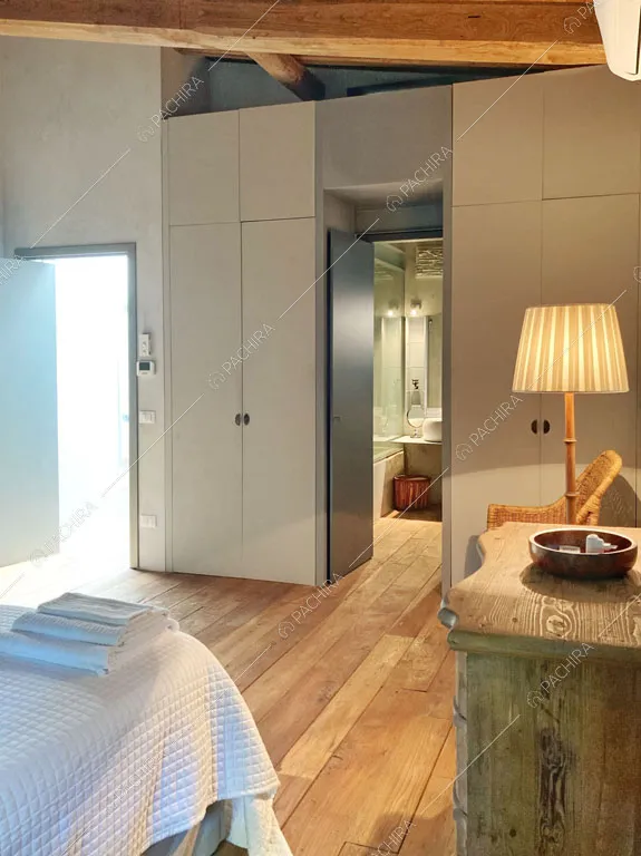 Camera da letto della villa Giba, location in stile moderno a Latina