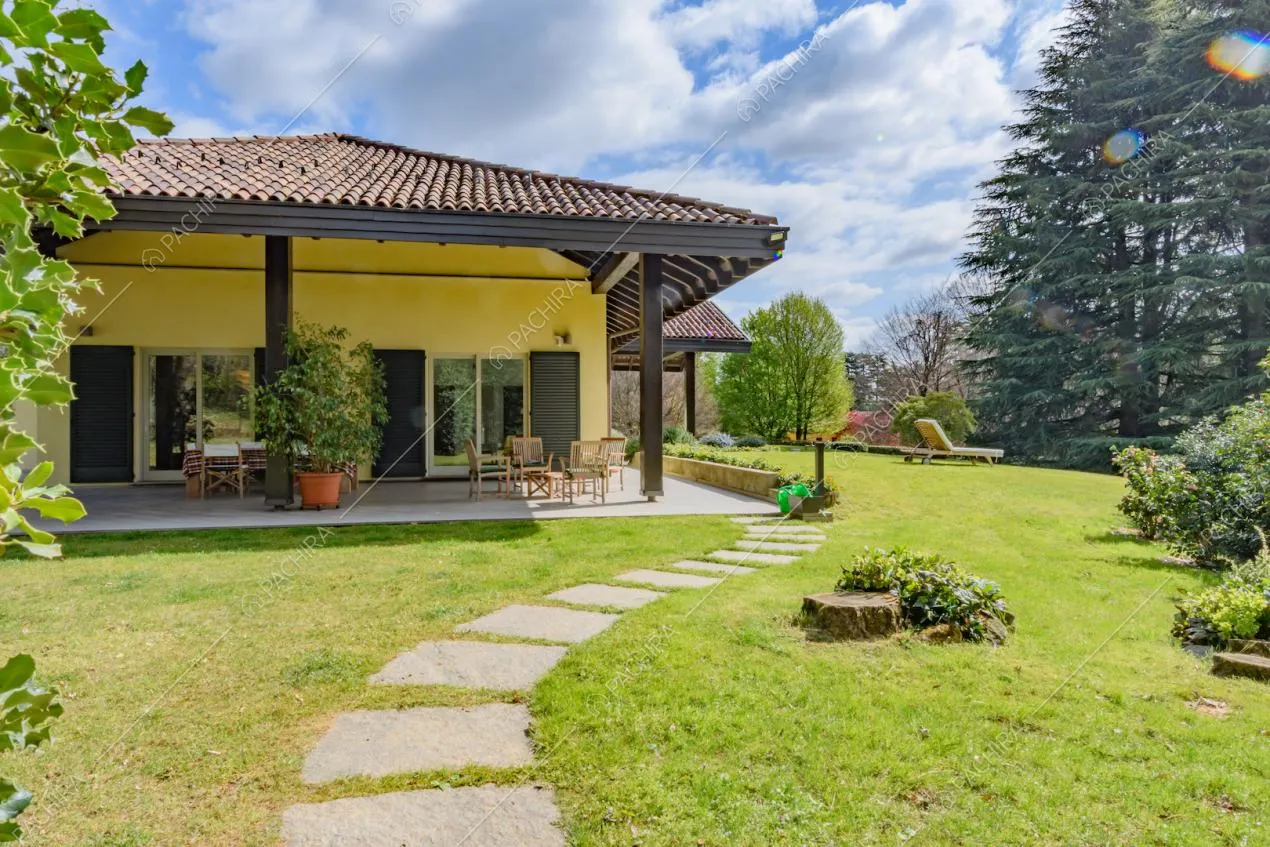 Vialetto di accesso alla location con veranda, vetrate ed esterni gialli