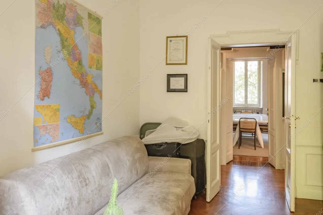 Divano antico, porte e pareti bianche