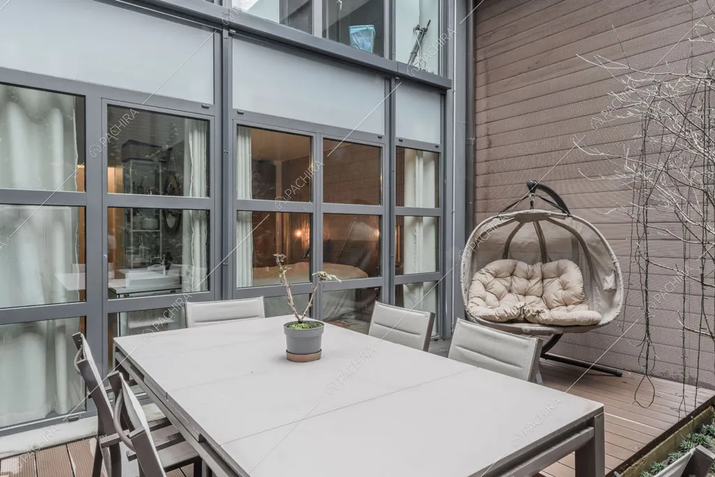 Terrazza con parquet del loft Tagus, location in stile contemporaneo a Milano
