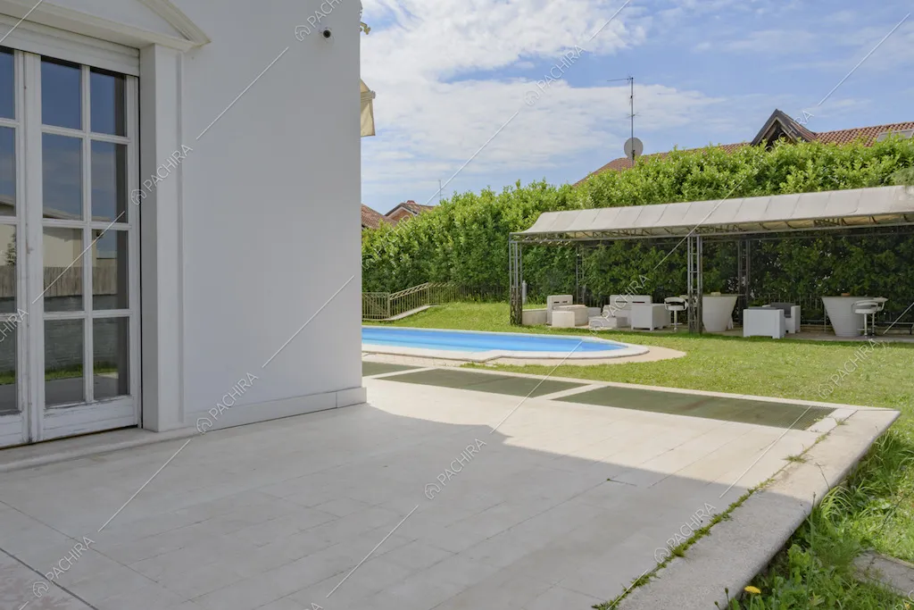 Scorcio sulla piscina e area relax nel giardino