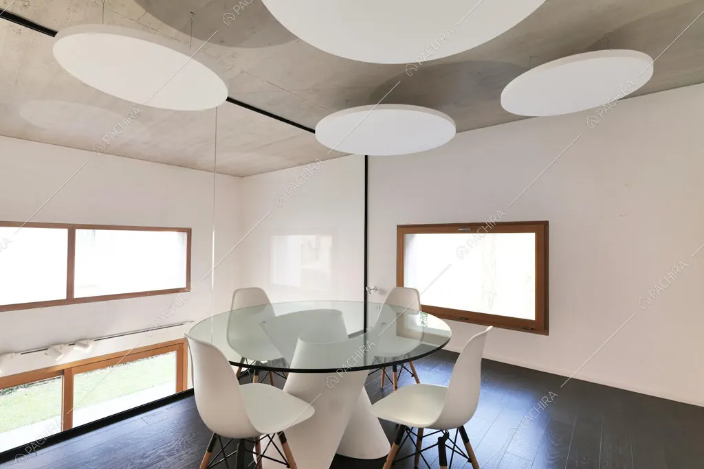 Tavolo di design sul soppalco dell'espositivo Apocino, location in stile contemporaneo a Milano