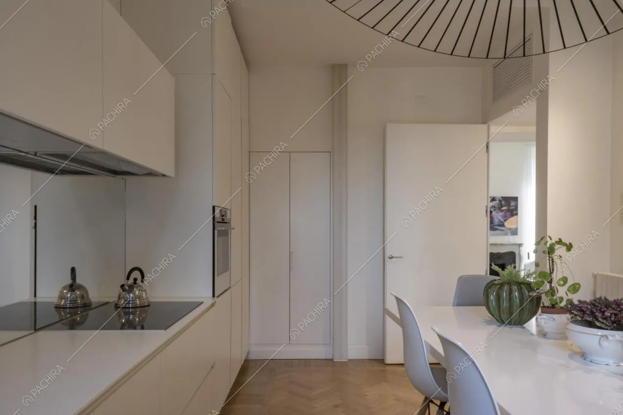 Cucina con pavimento in parquet