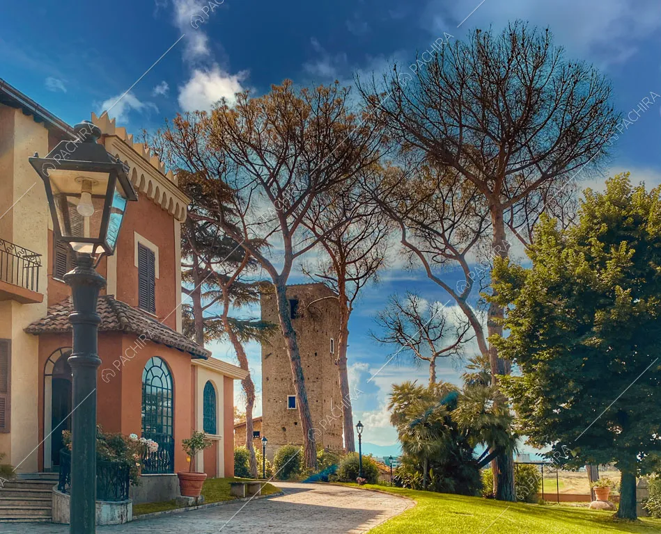 Esterni rossi della villa, scorcio sulla torre e sulla vista panoramica