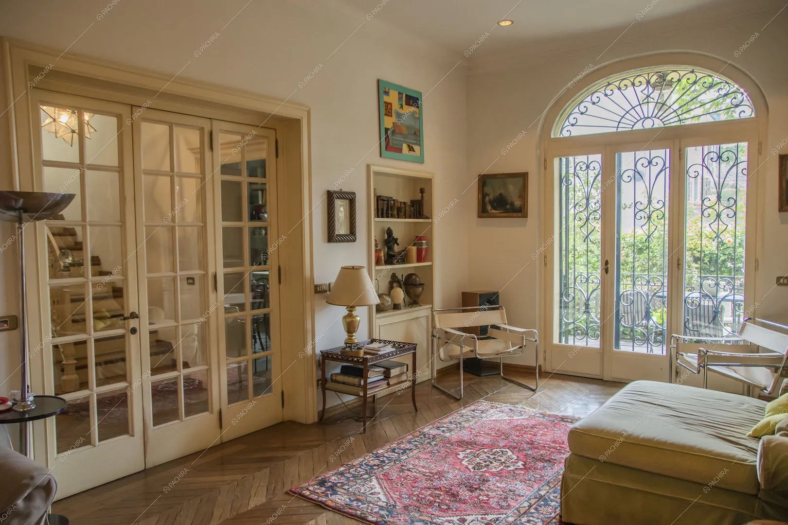 Splendido atrio con porta a vetri, pavimento in parquet a spina di pesce e vista sul giardino