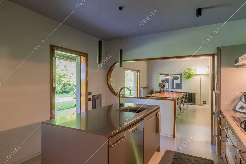 Cucina a isola della villa Biotite, location in stile moderno a Verona