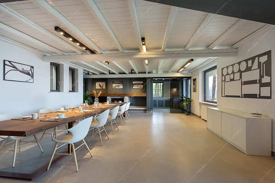 Sala da pranzo della villa moderna Cleome, location per shooting a Verbania