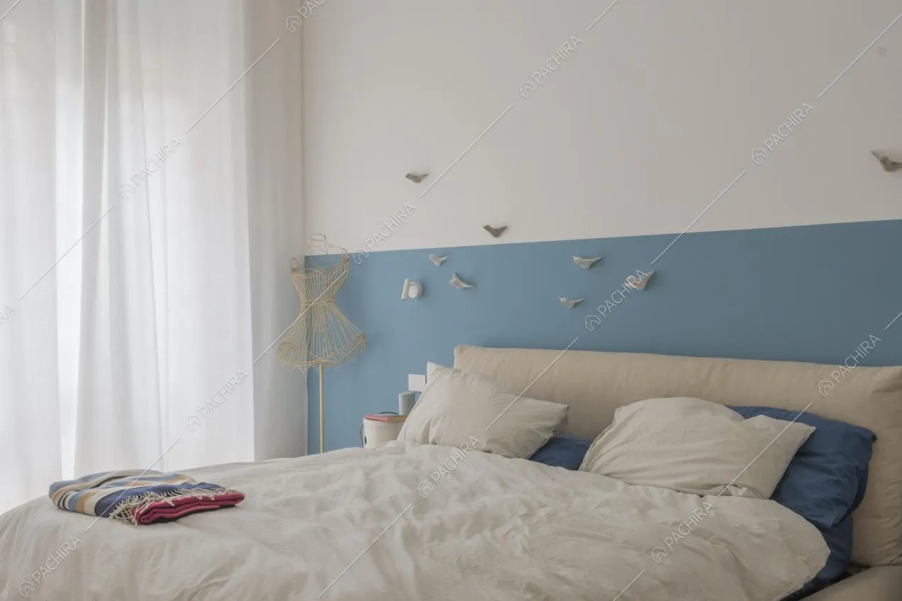 Letto matrimoniale con decorazioni applicate sulla parete