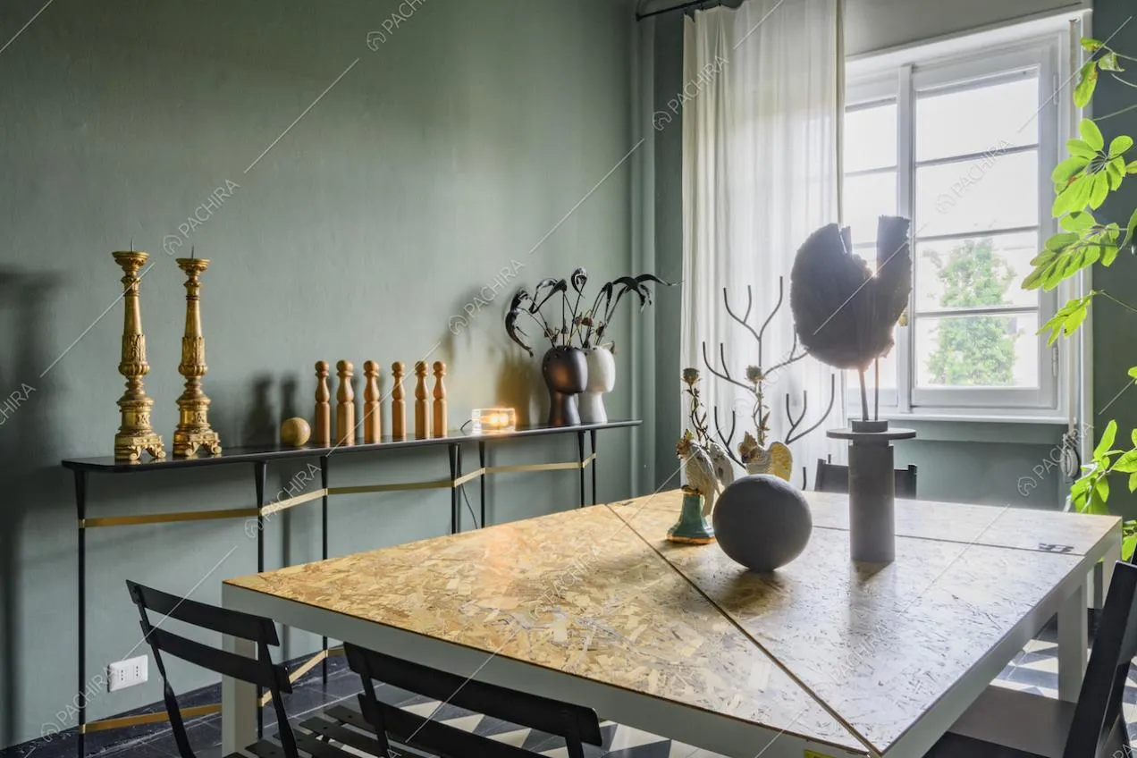Tavolo da pranzo con sedie, vasi, soprammobili e piante