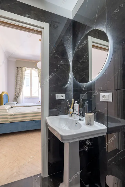 Bagno privato dell'appartamento Ural, location in stile moderno a Roma