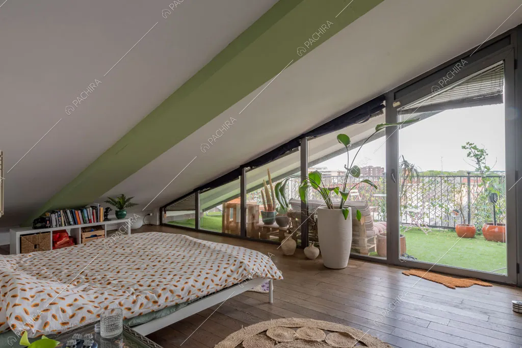 Camera da letto con vetrate del loft Cardamomo, location in stile contemporaneo a Milano